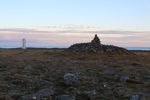 Thorgeirsdys-Hraunhafnarviti-i-bakgrunni