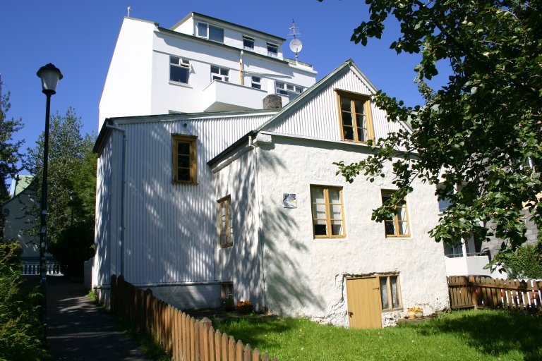 Hákot, Garðastræti 11 a