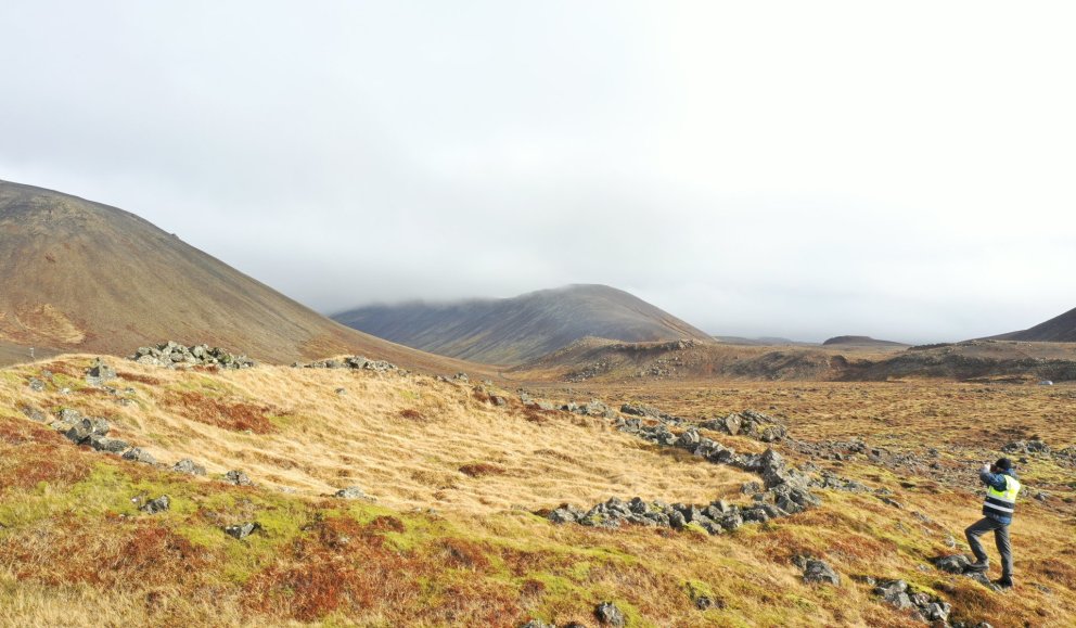 Minjavörður Reykjaness við skráningu menningarminja rétt sunnan Fagradalsfjalls árið 2021.
