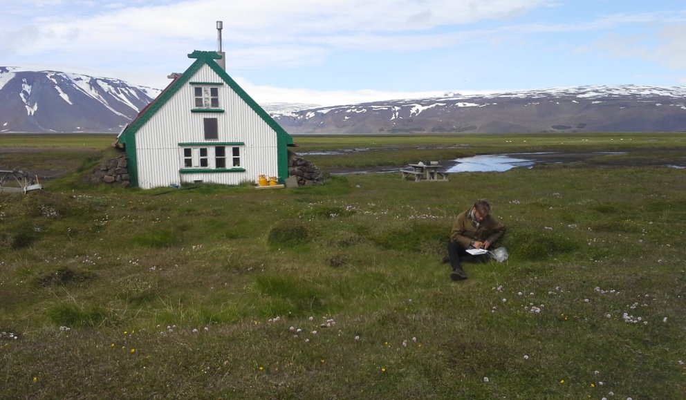 Skoðunarferð Minjastofnunar Íslands að Hvítárnesi árið 2015. Skálinn í bakgrunn og Uggi Ævarsson, minjavörður Suðurlands, við skrif í Tjarnarrústinni