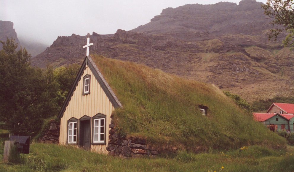 Hofskirkja með Hofsfjalli í bakgrunni árið 2001