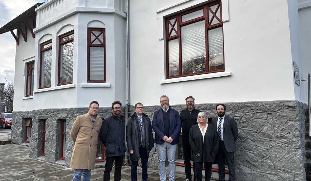 Fundargestir. Frá vinstri: Karl Kvaran arkitekt hjá SP(R)INT STUDIO, Renaud Durville menningarfulltrúi Franska sendiráðsins, Guillaume Bazard sendiherra Frakklands, Rúnar Leifsson forstöðumaður Minjastofnunar Íslands, Þór Hjaltalín sviðstjóri Minjavarða, Agnes Stefánsdóttir sviðstjóri Rannsóknar- og miðlunarsviðs og Gísli Óskarsson sviðstjóri lögfræðisviðs.