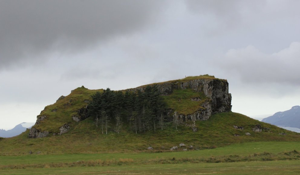 Borgarklettur, sjá má glitta í Goðaborg efst við hægri brún klettsins