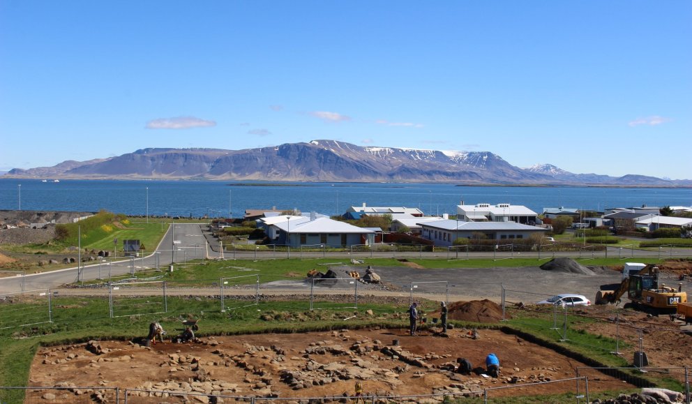 Nemendur við uppgröft í Móakoti árið 2017. Myndin er tekin ofan af þaki