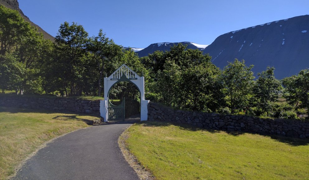 Inngangurinn að Skrúð er í gegnum þetta fallega hlið