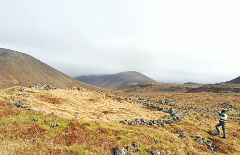 Minjavörður Reykjaness við skráningu menningarminja rétt sunnan Fagradalsfjalls árið 2021. 