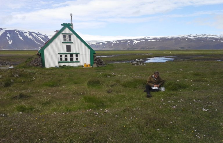 Skoðunarferð Minjastofnunar Íslands að Hvítárnesi árið 2015. Skálinn í bakgrunn og Uggi Ævarsson, minjavörður Suðurlands, við skrif í Tjarnarrústinni