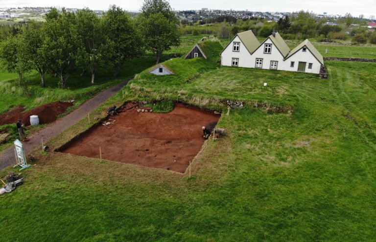 Loftmynd af uppgraftarsvæðinu á bæjarhólnum (A) eins og það leit út árið 2019. © Borgarsögusafn Reykjavíkur.