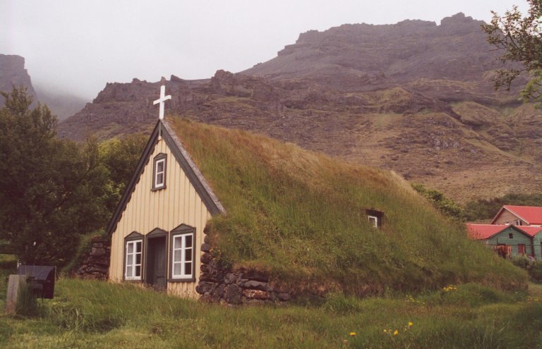 Hofskirkja með Hofsfjalli í bakgrunni árið 2001