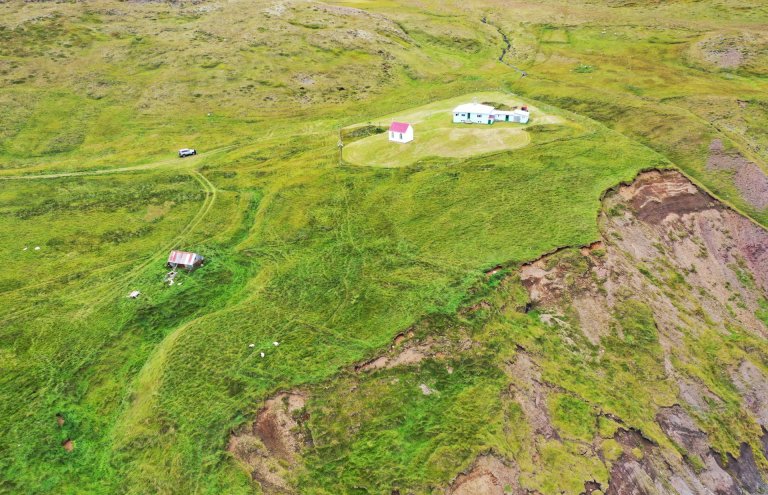 Heimatúnið við Húsavík, veggir gamla kirkjugarðsins neðarlega til vinstri á mynd og gamla bæjarstæðið þar fyrir ofan. Ljósmyndari Indriði Skarphéðinsson