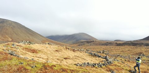 Minjavörður Reykjaness við skráningu menningarminja rétt sunnan Fagradalsfjalls árið 2021. 